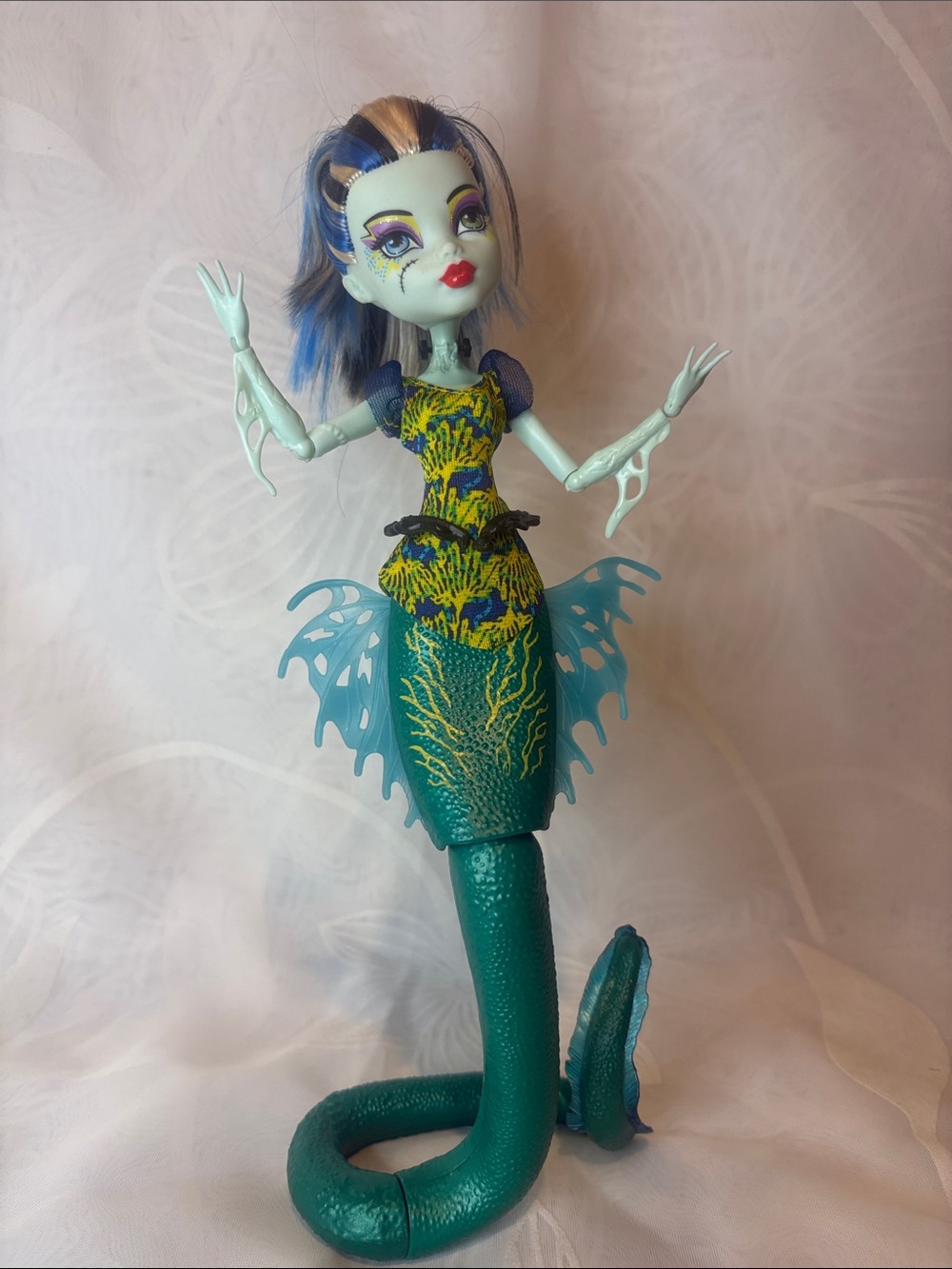 Monster High Great Scarrier Reef Frankie Stein Mermaid Eel Doll